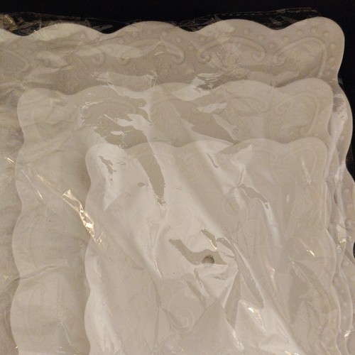 White plastic tier round - plastic,